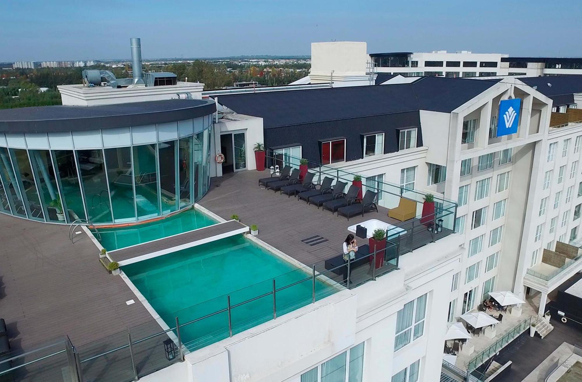 فندق ويندهام نورديلتا تيغر - بوينس آيرس تيغري المظهر الخارجي الصورة The rooftop pool at the Hilton Prague