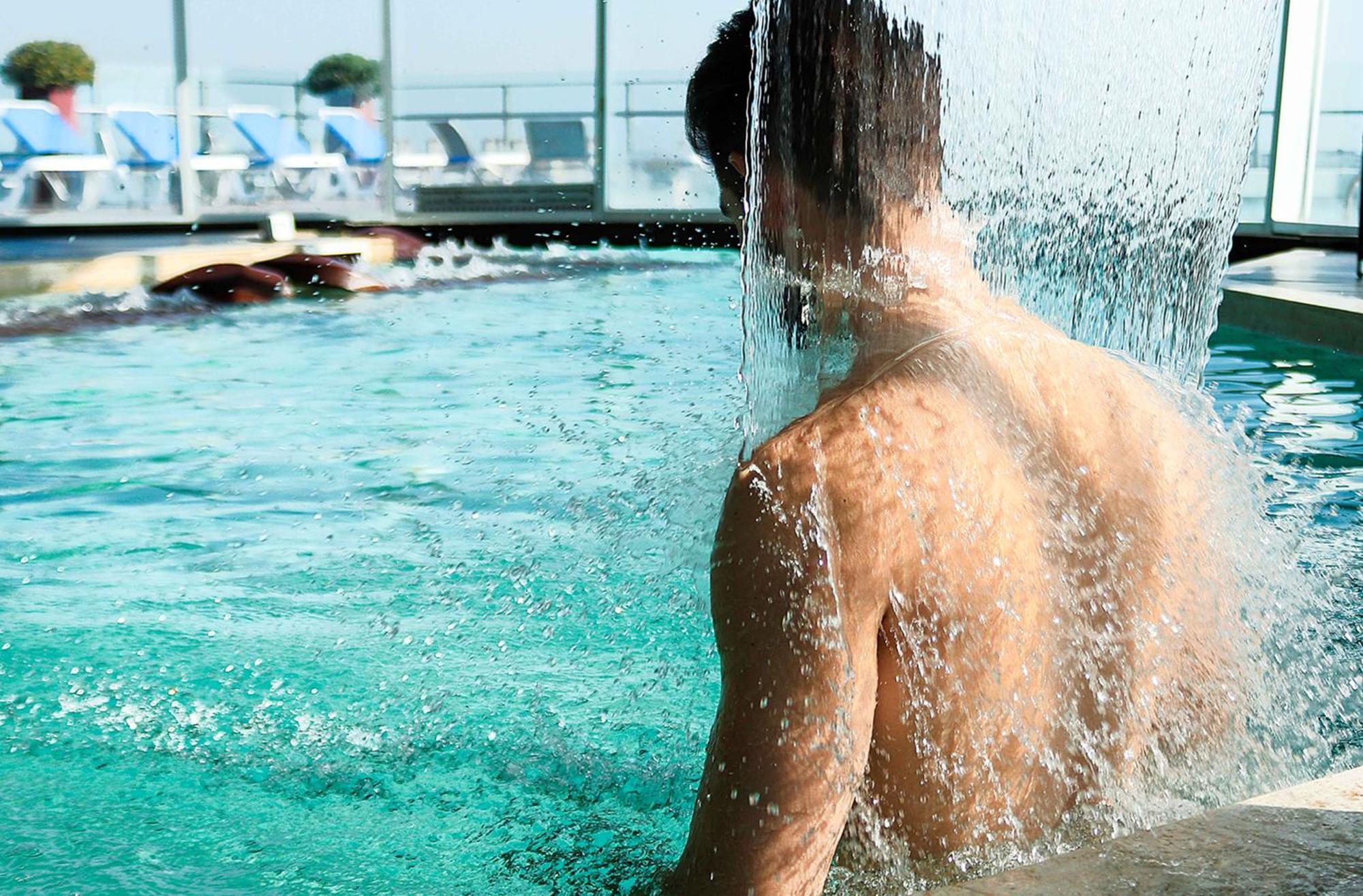 فندق ويندهام نورديلتا تيغر - بوينس آيرس تيغري المظهر الخارجي الصورة A man in a swimming pool